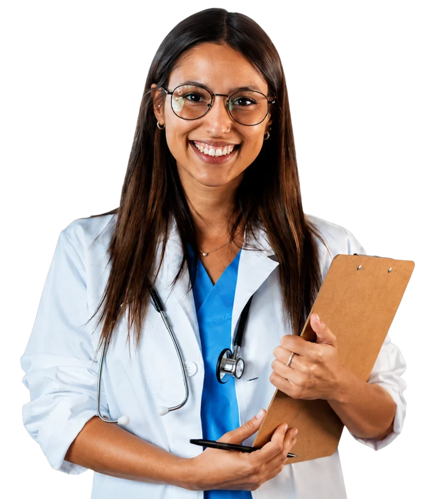 Doctora sonriente con bata blanca, estetoscopio y portapapeles