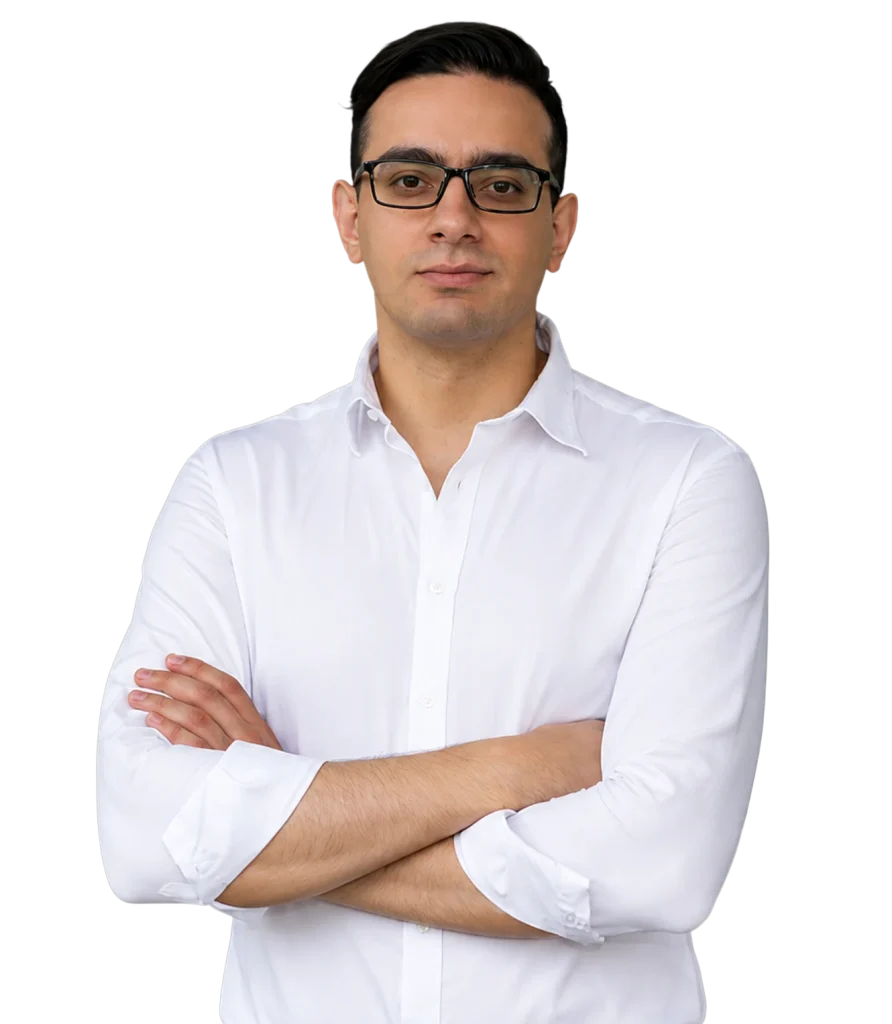 Profesional con gafas y camisa blanca, brazos cruzados